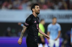 亚博体育-包含梅西回归赛场，战术调整首场状态亮眼，西班牙队观众沸腾！的词条